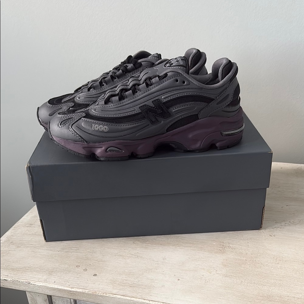 NWT New Balance Magnet Gray Sneakers with Chunky Soles and Mesh Uppers